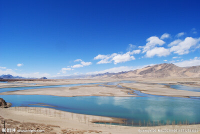 羊卓雍措，简称羊湖，距拉萨不到100公理，与纳木措、玛旁雍措并称西藏三大圣湖，是喜马拉雅山北麓最大的内陆湖泊，湖光山色之美，冠绝藏南。 羊卓雍湖（以下简称为“羊湖”）藏语意为“碧玉湖”、“天鹅池”，是西藏…