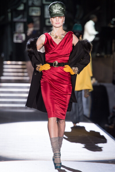 2013秋冬高级成衣. 其女装系列重演了来自他们上个月男装秀的爵士乐俱乐部风格。再次回归1940年代。