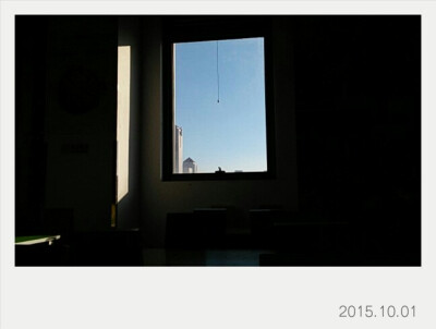 吃早餐时看到的蓝天