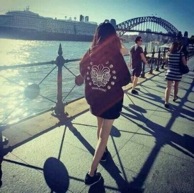 背影 女头 落日