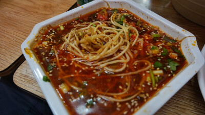 成都美食 冒豆芽（厕所串串家）