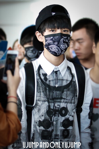 #王俊凯# #TFBOYS王俊凯# #TFBOYS# 150926 杭州萧山机场-四川绵阳机场 cr：ujumpandonlyujump