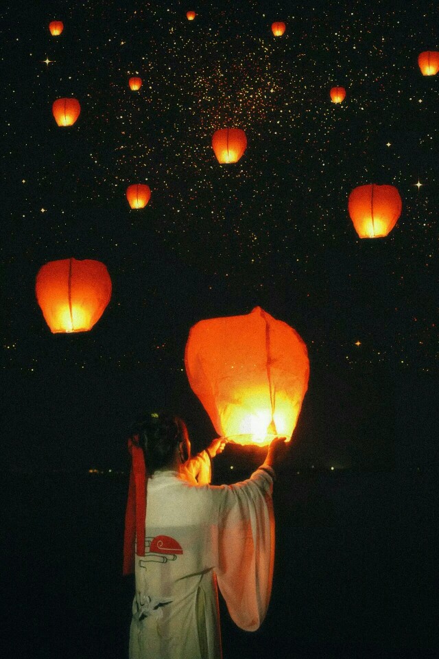 【汉服】海上生明月，天涯共此时。 情人怨遥夜，竟夕起相思。 灭烛怜光满，披衣觉露滋。 不堪盈手赠，还寝梦佳期。 摄影：@M清尘M 出镜@栗子君君