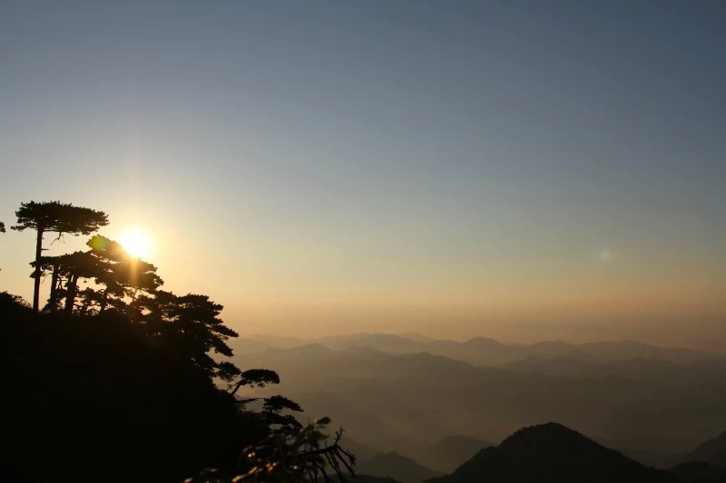 江西三清山。在山上住了一晚，為了第二天的日出。這是我所到山中，最值得推薦的一座山。