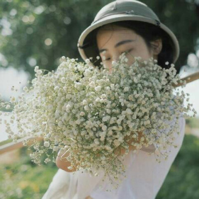 女头：突然想撒个娇 讲一些温情的话 心头千回百转的 最后对空气说了声 晚安