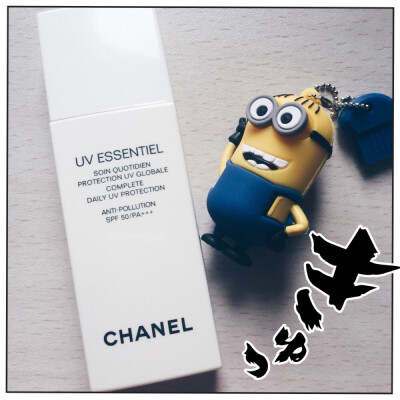 #种草机#Chanel 防晒SPF50/PA+++
每日必备。挺稀的水质防晒，用前需摇一摇瓶身。主要是不油，非常清爽，可惜的是30ml估计一个月不到就能用完，毕竟我脸大，还得顾及脖子(╯°□°）没有男朋友就是因为防晒没擦到脖子！…