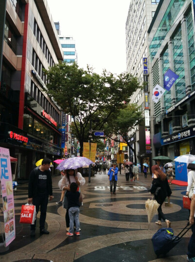 明洞步行街～这里有点儿像日本新宿，本土商品和国际品牌都有的卖～