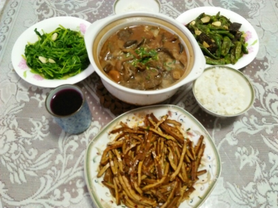 重阳菌烧肉+血粑炒青椒+凉拌卤香干+清炒萝卜菜+自酿葡萄酒