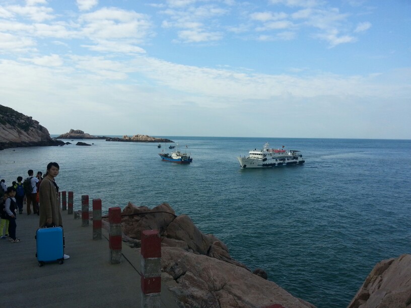 浙江舟山 东极岛 东福山岛《后会无期》拍摄地(๑•ั็ω•็ั๑) 朝霞 晨曦中的大海 原来是起大早看日出的，可惜多云，不过也挺有诗意哒(๑ºั╰╯ºั๑)