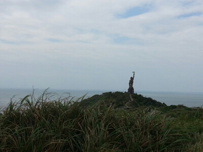 浙江舟山 东极岛 庙子湖岛《后会无期》拍摄地(๑•ั็ω•็ั๑) 第一个登岛的人的雕像 不知道是谁 怎么像自由女神像ヽ(ﾟ∀ﾟ)ﾉ