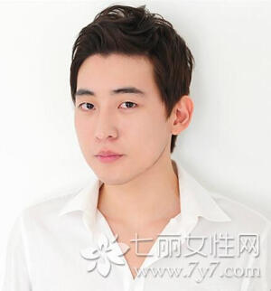 男士无刘海短发LOOK1 时尚指数：★★★★★ 时尚看点：深棕发色的这一款无刘海男士短发显时尚而不失自然感，只需简单的把前额刘海向上梳起，就能展露出光洁的额头，同时也清晰的凸显出男士那成熟的脸庞，加上一件简单的白色衬衫搭配后尽显清秀。