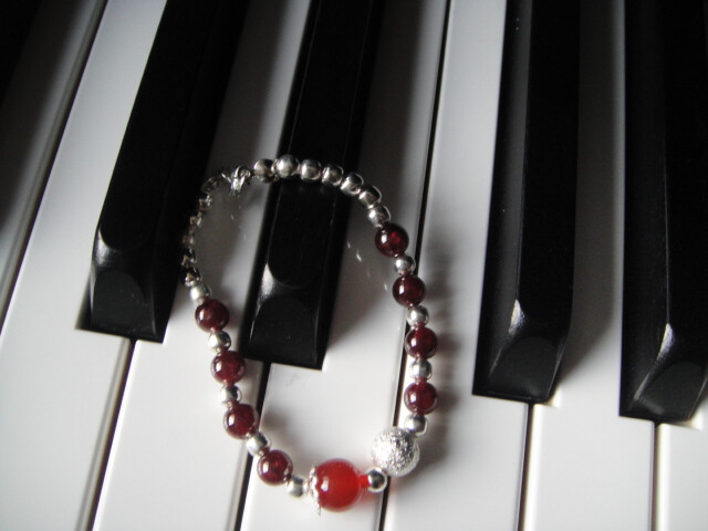 ZOZ酒红石榴石手链 925银手链红玛瑙单圈6A​手链，时尚韩版 百搭经典款 酒红石榴石，​​做工精致、采用纯天然酒红石榴石制作而成、配有925纯银圆珠、搭配效果非常时尚、款式新颖时尚、手链晶体通透光泽度非常好、颗颗圆润光滑、色泽均匀、珠粒饱满、佩戴非常漂亮！自己戴、送朋友都很不错、非常喜欢！值得推荐。