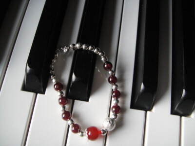 ZOZ酒红石榴石手链 925银手链红玛瑙单圈6A​手链，时尚韩版 百搭经典款 酒红石榴石，​​做工精致、采用纯天然酒红石榴石制作而成、配有925纯银圆珠、搭配效果非常时尚、款式新颖时尚、手链晶体通透光泽度非常好、颗…