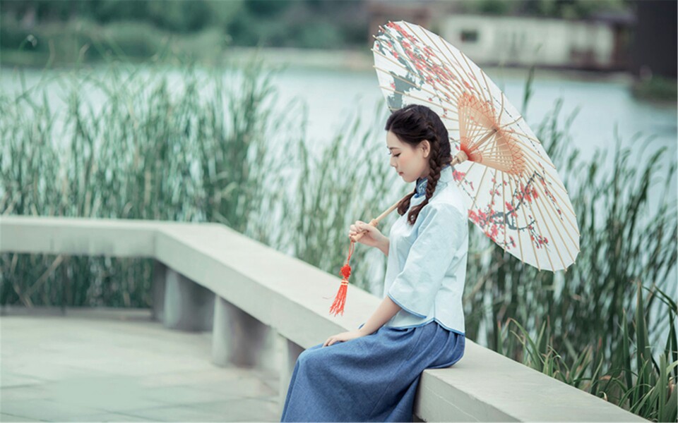 潇潇春雨烟雨江南,撑一把油纸伞,独自走向江南,烟雨江南,诗情画意的