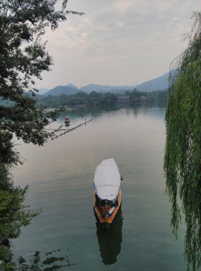 山色空蒙雨亦奇，淡妆浓抹总相宜的西湖