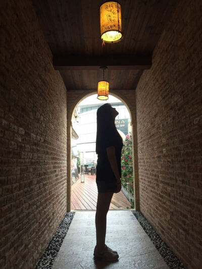 夜深人静的时候别矫情，孤独无依的时候别回头。