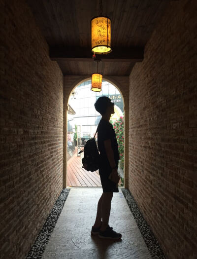 夜深人静的时候别矫情，孤独无依的时候别回头。