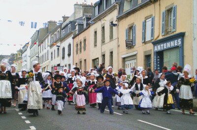 民俗大游行【Concarneau】: 关于布列塔尼省的归属问题，英法两国已经相爱相杀了几百年了，目前是法国赢了，给当地乡民的好处是是布列塔尼省高速永不收过路费（点赞）。无论如何，小镇Concarneau每年夏天都要拖家带口…