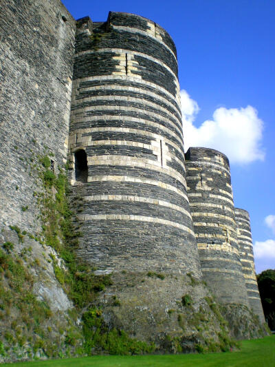 卢瓦河区首府【Angers】：在法国，千万不要指望一个省会城市怎么大，事实上是除开巴黎里昂尼斯之外都是镇子级别的，但是小而精致嘛，古堡有，尖尖顶教堂有就好了嘛。