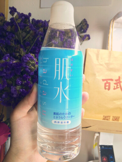 #吃了我这颗安利#资生堂肌水 蓝瓶滋润型 不含酒精 成分少 用着特别清爽很舒服 每天用面膜纸敷两次 红瓶的是滋养型 比蓝瓶要稍微粘稠一点
水也是偏白乳色 个人更喜欢用蓝瓶