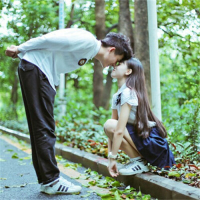 手不要给别人牵怀抱也都是我的‘情侣头像’