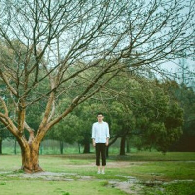 手不要给别人牵怀抱也都是我的‘情侣头像’