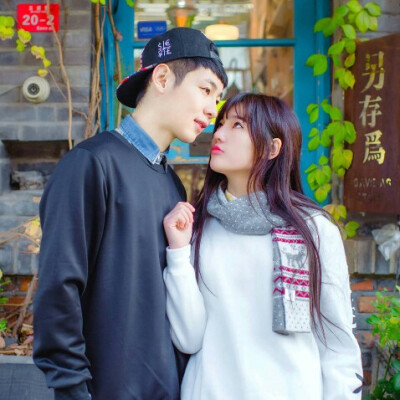 手不要给别人牵怀抱也都是我的‘情侣头像’