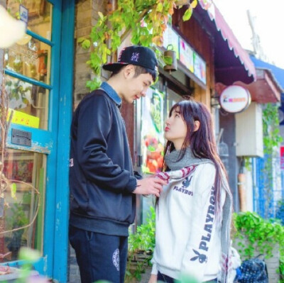 手不要给别人牵怀抱也都是我的‘情侣头像’