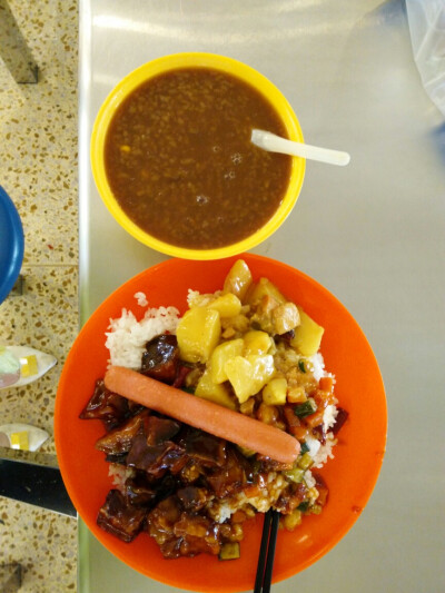 今天吃的食堂的饭，好饱，