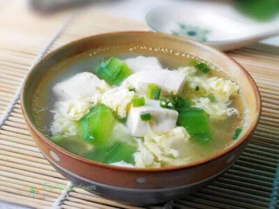 【丝瓜豆腐蛋汤】1.准备好所有的材料；2.豆腐切小块，放淡盐水中浸泡几分钟；3.丝瓜去丝去皮，切滚刀块；4.姜切丝，葱切末；5.鸡蛋先打散在碗里；6.锅中加水3碗，放入姜丝烧开；7.加入豆腐和丝瓜再滚开；8.在滚开处…