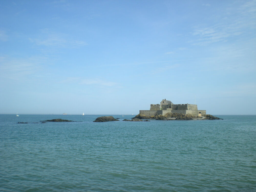 诺曼底小镇【St. Malo】：诺曼底的海边小镇圣马洛历来是法国北方海域的军事要地，以蔚蓝清澈的海水和新鲜便宜的海鲜出名。