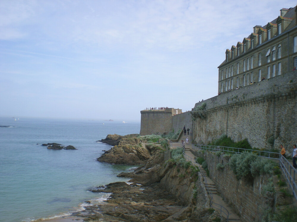 诺曼底小镇【St. Malo】：诺曼底的海边小镇St. Malo历来是法国北方海域的军事要地，以蔚蓝清澈的海水和新鲜便宜的海鲜出名。法国北方的海水温度较低，除了七月八月之外，其他时间较少能直接下水玩，当然总是有套马的老外不畏严寒坚持玩耍什么的。