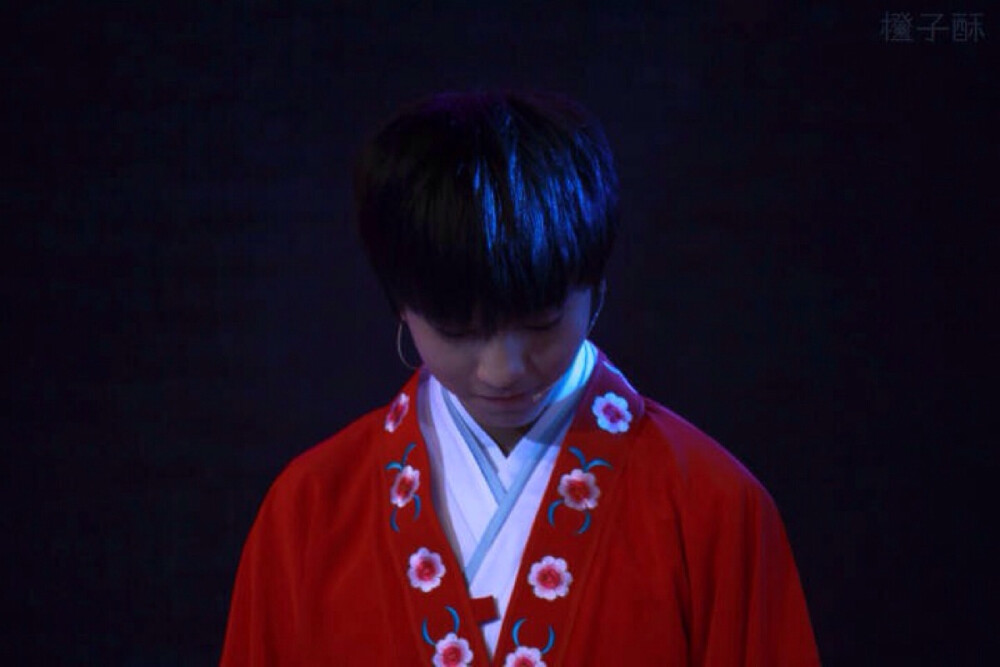 #王俊凯# #TFBOYS王俊凯# #TFBOYS# 陌上人如玉，公子世无双。两个字，惊艳。「cr.橙子喵喵酥」