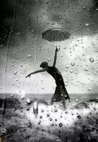 生活不是等着暴风雨过去，而是学会在风雨中跳舞。