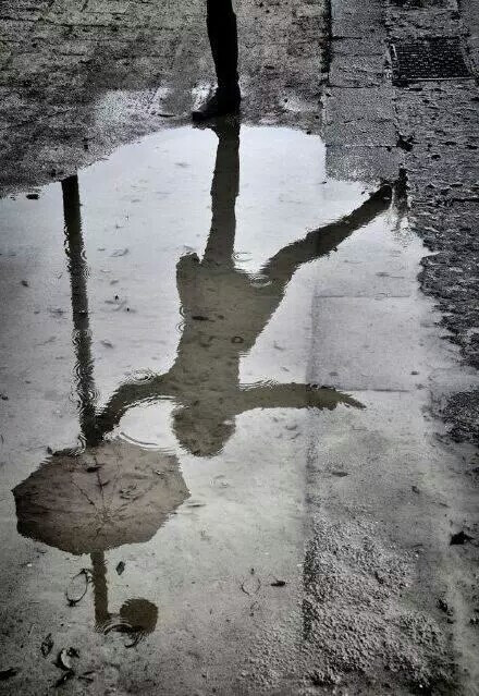 生活不是等着暴风雨过去，而是学会在风雨中跳舞。