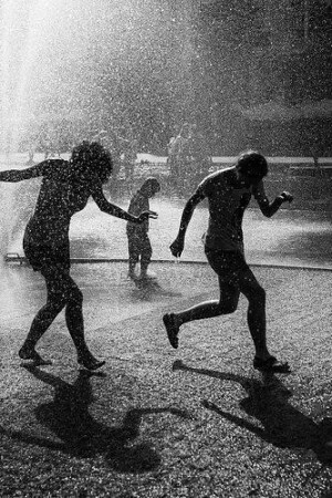 生活不是等着暴风雨过去，而是学会在风雨中跳舞。