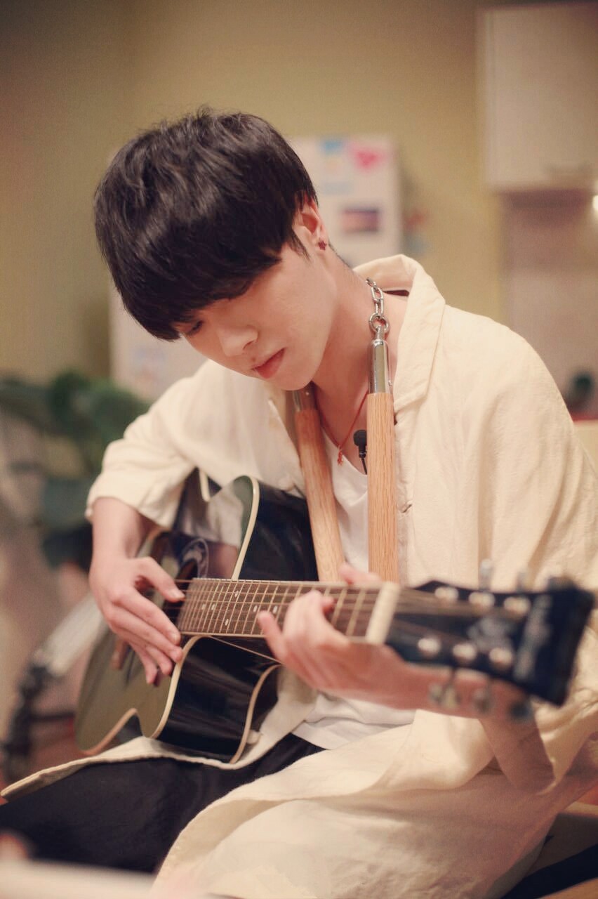 华晨宇恋家有方帅气深情弹着吉他的吉他花