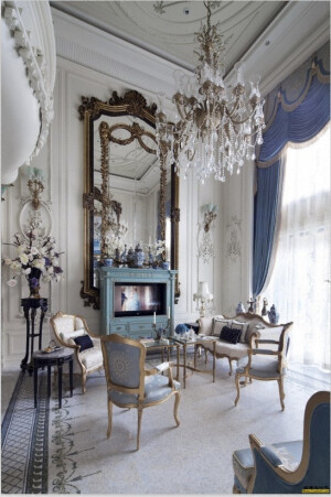 项目名称：成都中海城南1号藏品级[中央御景皇座]  设计单位：深圳市梓人环境设计有限公司 主设计师：颜政 最近这套被誉为“成都史上最美样板间”华美开放，引得众多业主和设计同行热议。图为法国摄影师所拍摄城南1号330㎡实体精装样板间客厅，呈现出华美精致的典型法式风格。为330㎡精装样板间摄照的摄影师，是来自法国的纯正法国人，他称这是他所见过国内最好的、甚至比法国本土还好的法式设计。