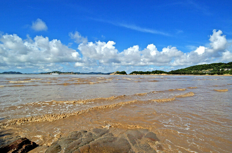 舟山群岛(Zhoushan Islands)岛礁众多，星罗棋布，位于浙江省东北部海域，属浙江省。舟山群岛是中国第一大群岛，相当于我国海岛总数的20%，分布海域面积22000平方公里，陆域面积1371平方公里。其中1平方公里以上的岛屿58个，占该群岛总面积的96.9%。主要岛屿有舟山岛、岱山岛、衢山岛、朱家尖岛、六横岛、金塘岛、鲁家峙岛等，其中舟山岛最大，面积为502.65平方公里，为我国第四大岛。 舟山是中国第一个以群岛建制的地级市，包括1390个岛屿，陆域面积1440平方公里，内海海域面积2.08万平方公里，人口100万。地处中国东部黄金海岸线与长江黄金水道的交汇处。