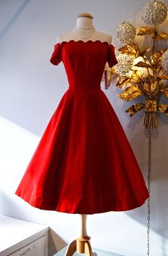 50年代的红色天鹅绒连衣裙