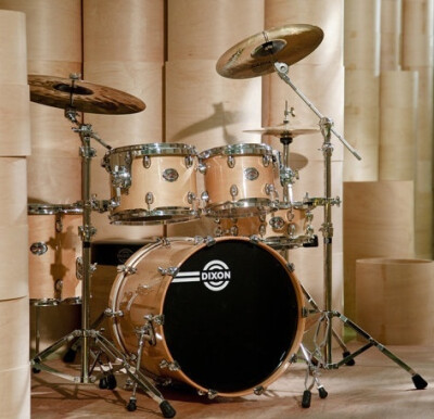 架子鼓(英文:Drum kit)是爵士乐队中十分重要的一种打击乐器，它通常由一个脚踏的低音大鼓(Bass Drum，又称&amp;quot;底鼓&amp;quot;)、一个军鼓、二个以上嗵嗵鼓、一个或两个吊镲、一个节奏镲和一个带踏板的踩镲等部…