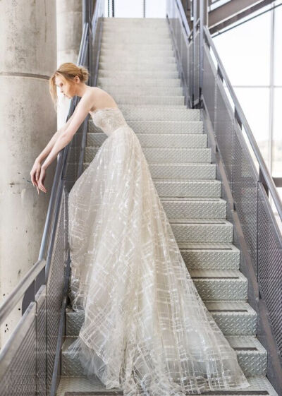 【Mira Zwillinger】 2016年“星尘”婚纱系列，灵感来自于梦幻的童话故事，精致轻盈的特色礼服搭配闪闪发光的装饰物，给人一种空灵的感觉。设计师觉得每个女人都应该像星星一样闪闪发光，尤其是在婚礼上，所有的一切…