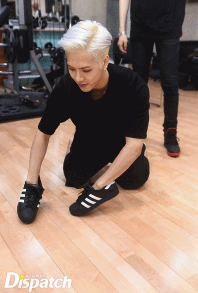  GOT7是韩国JYPEntertainment于2014年推出的男子组合，七名成员包括林在范（JB.）、朴珍荣（Jr.）、段宜恩（Mark）、王嘉尔（Jackson）、崔荣宰（YoungJae）、BamBam、金宥谦（YuGyeom）。