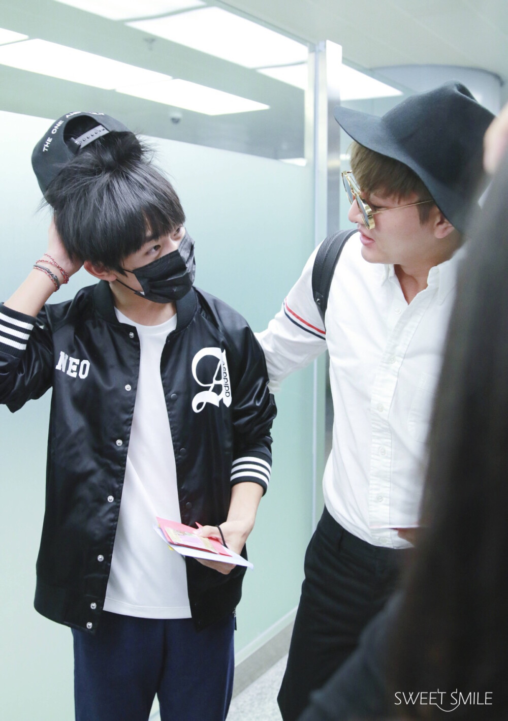 tfboys易烊千玺151007北京飞上海高清crlogo机场图贾乃亮偶遇