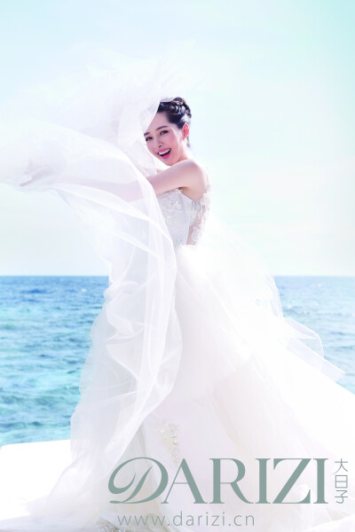 郭碧婷身穿VIOLA YEUNG 2016 SS【Le Papillon】参与大日子10月刊 马尔代夫旅拍特辑