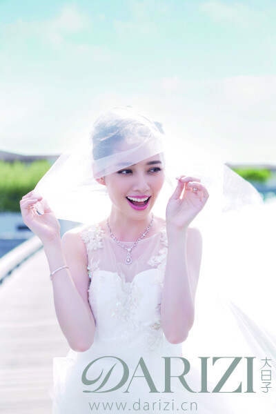 郭碧婷身穿VIOLA YEUNG 2016 SS【Le Papillon】参与大日子10月刊 马尔代夫旅拍特辑