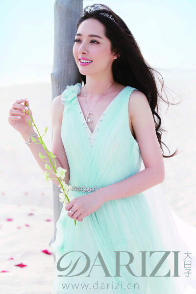 郭碧婷身穿VIOLA YEUNG 2016 SS【Mint】参与大日子10月刊 马尔代夫旅拍特辑