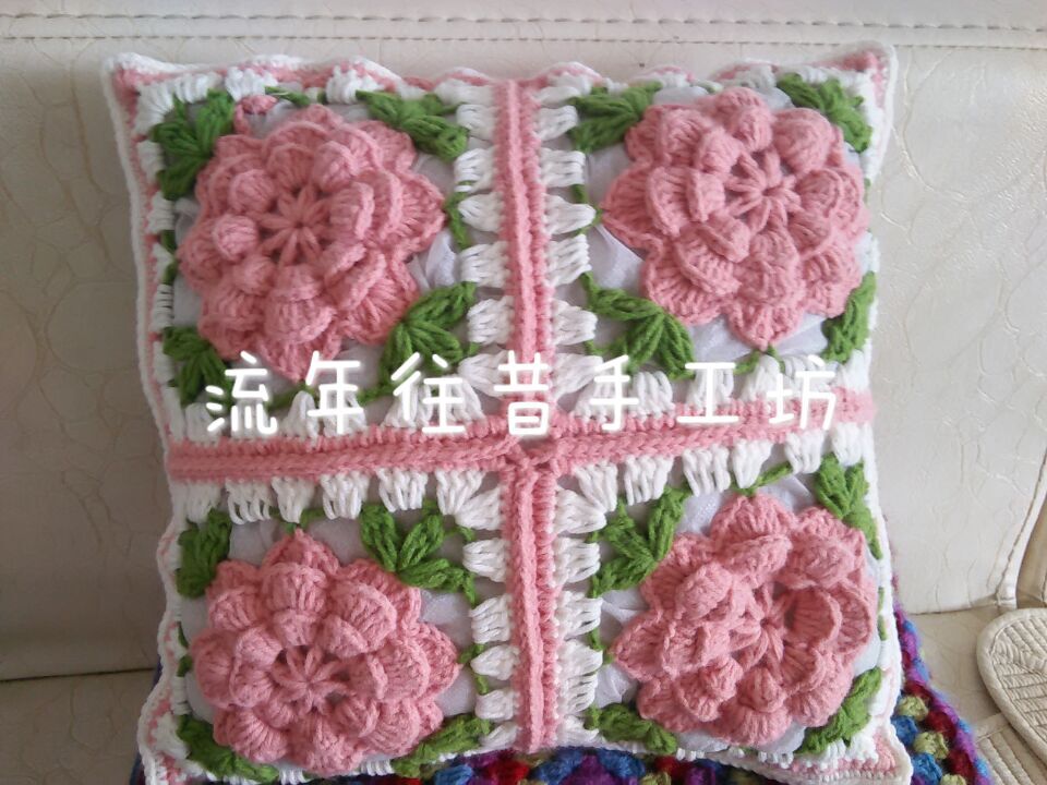 手工钩编玫瑰花抱枕，包邮90 淘宝店铺：流年往昔手工坊https://shop101321164.taobao.com/shop/view_shop.htm?tracelog=twddp&amp;amp;user_number_id=748758435