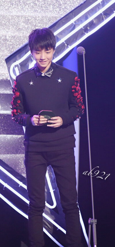 #王俊凯# #TFBOYS# 141206尖叫2015爱奇艺之夜 cr：Man-Boy921