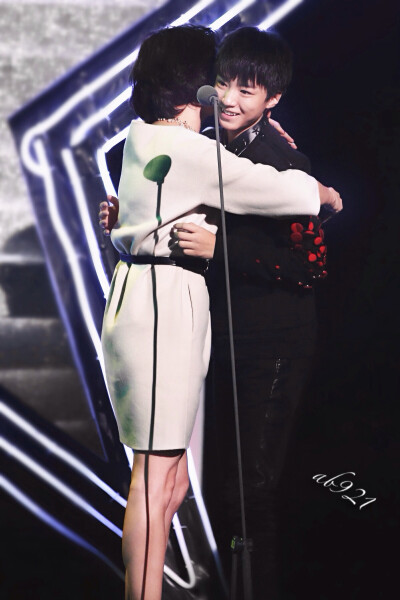 #王俊凯# #TFBOYS# 141206尖叫2015爱奇艺之夜 cr：Man-Boy921